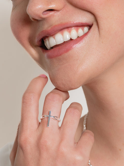 Woman's Christian jewelry model wearing the Silver Chain Breaker Cross Statement Ring by Rizen Jewelry. 