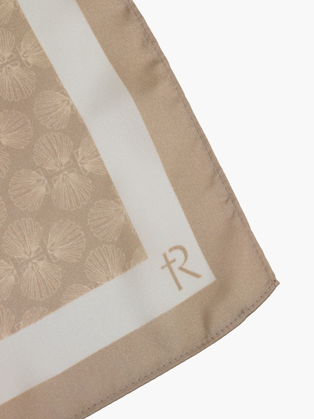 Close up of the Rizen R logo on the scarf. 